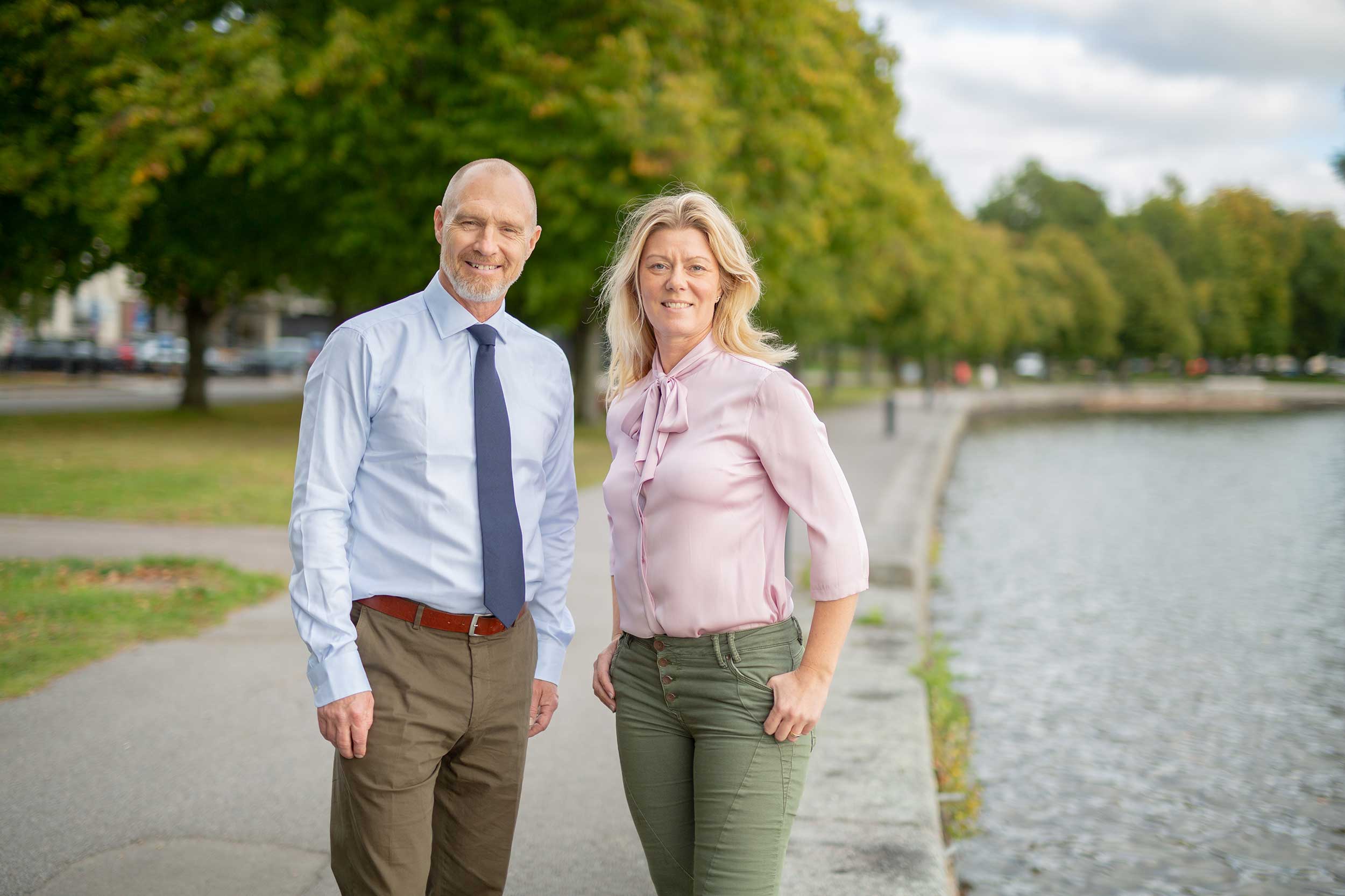 Maria Hägnander och Johan Svedberg står vid kajkanten och tittar in i kameran